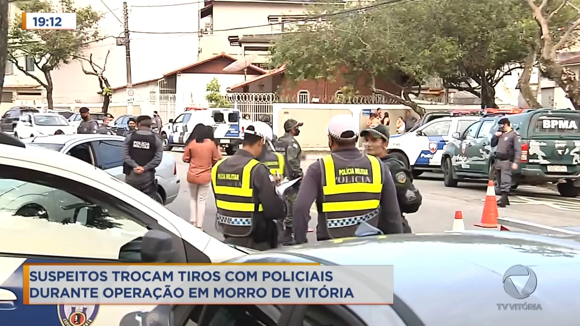 Suspeitos trocam tiros com policiais durante operação em morro de Vitória