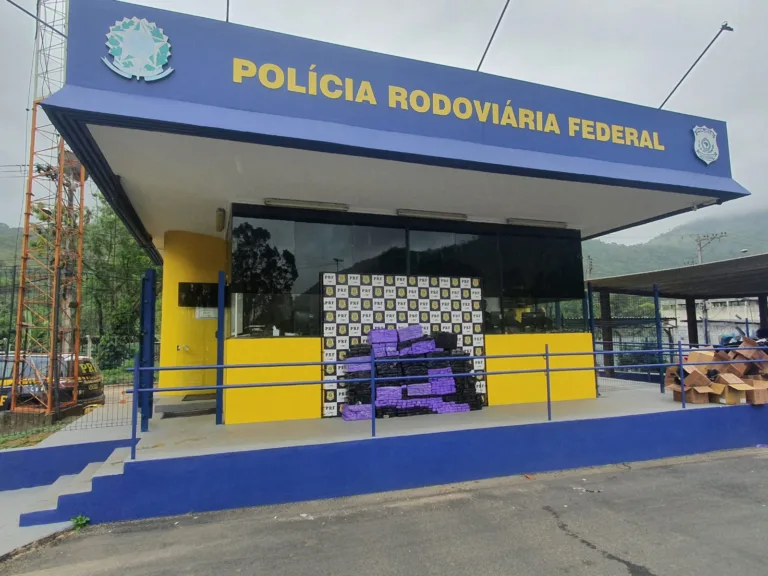 VÍDEO I PRF apreende 400 kg de maconha em Guarapari neste domingo