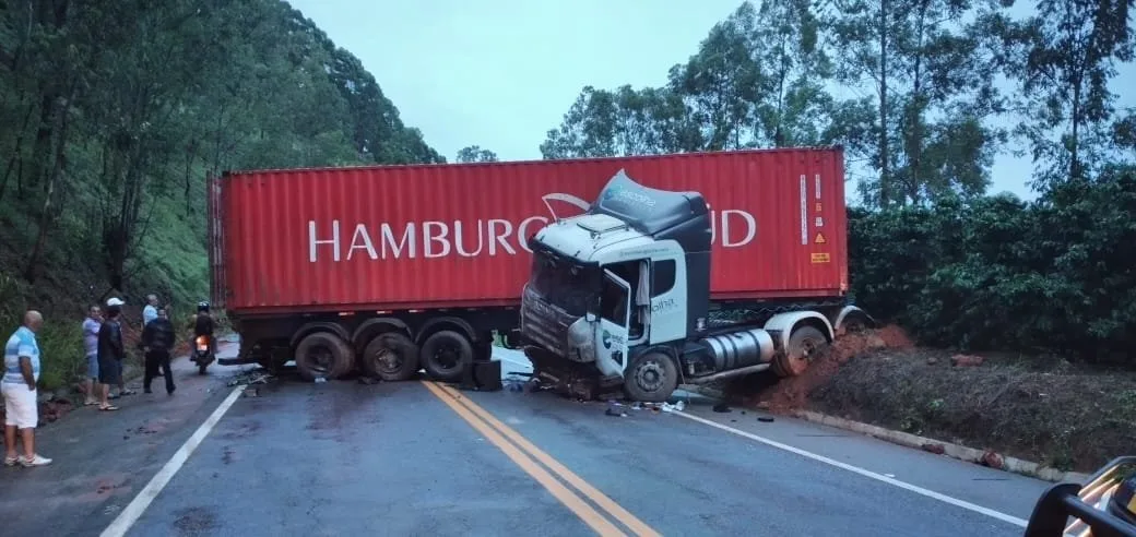 Após acidente com carretas e interdição, pista na BR-262 é liberada em Ibatiba