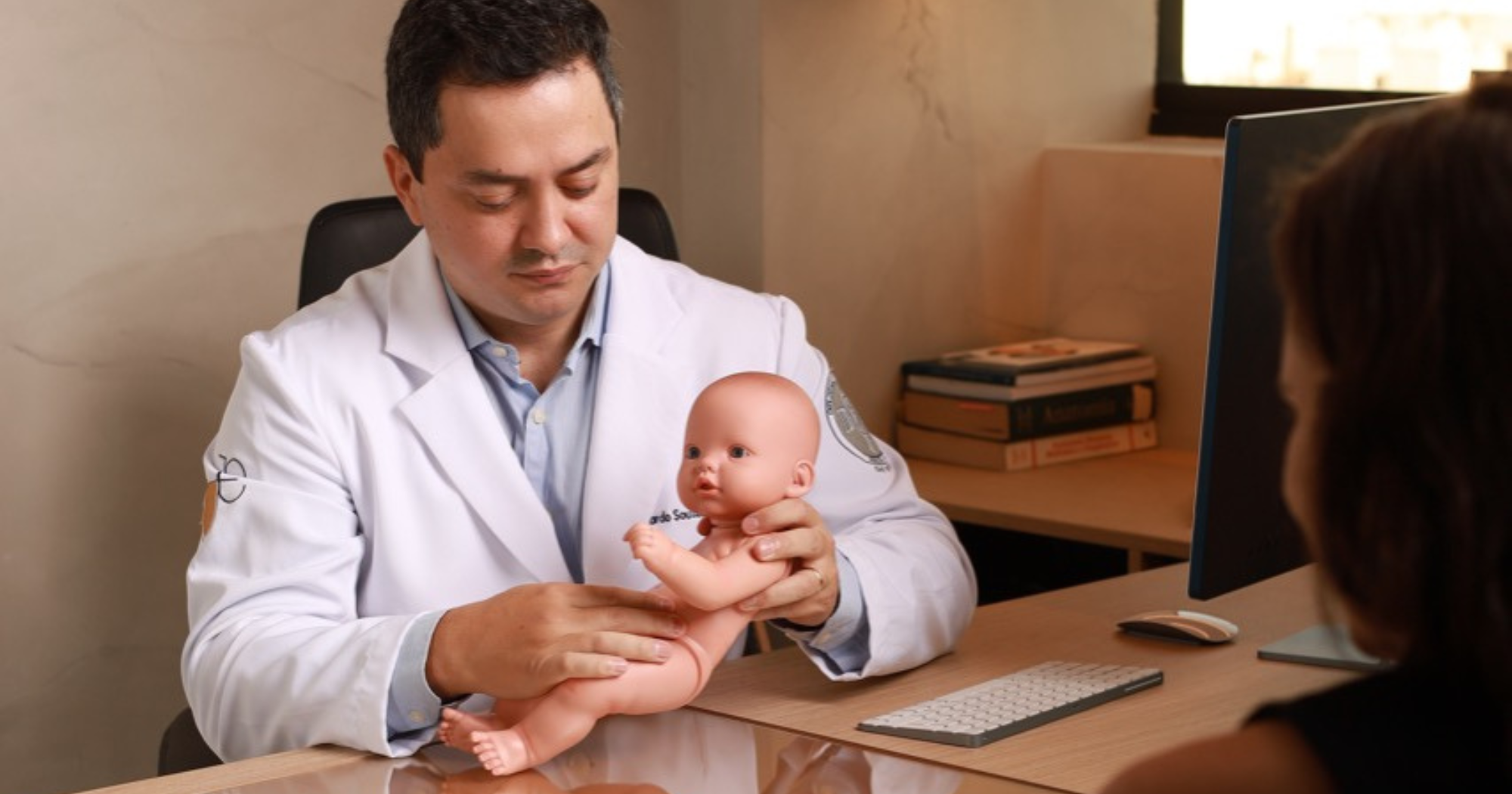 Especialista cria programa e ajuda mais de 3 mil mães. Conheça o médico