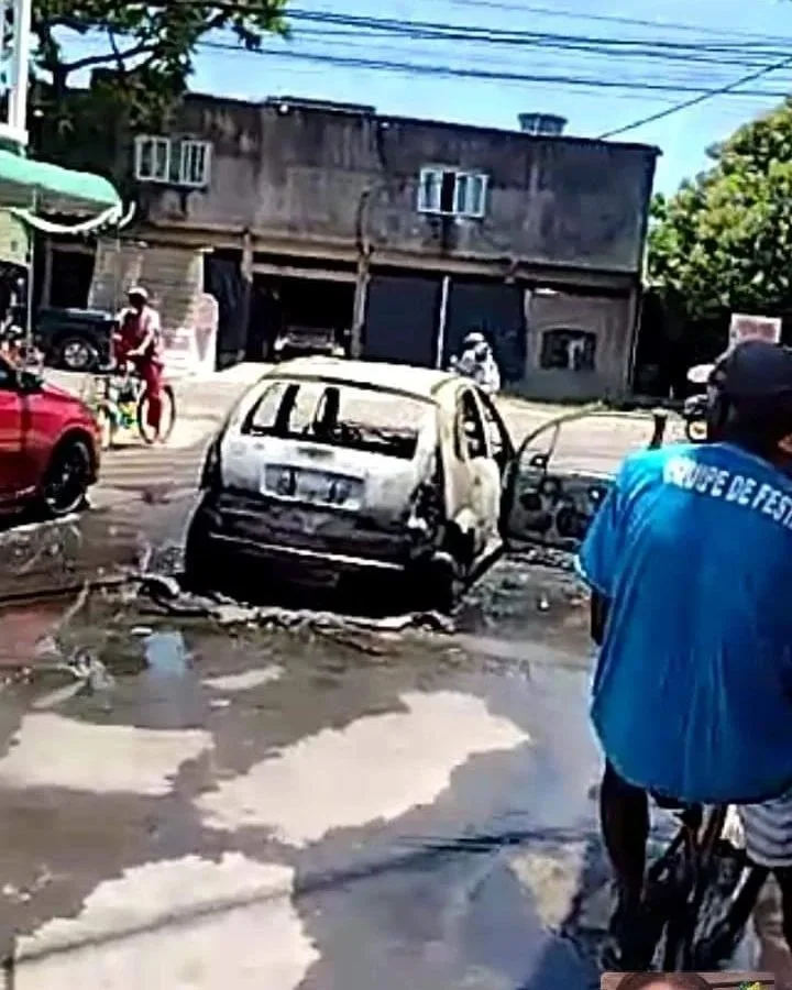 VÍDEO | Carro pega fogo no meio da rua e chama atenção de moradores em Vila Velha