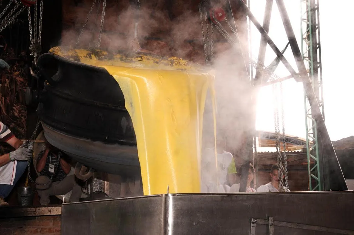 Queijo gigante e tradicional tombo da polenta reúnem milhares de turistas neste fim de semana, em Venda Nova do Imigrante