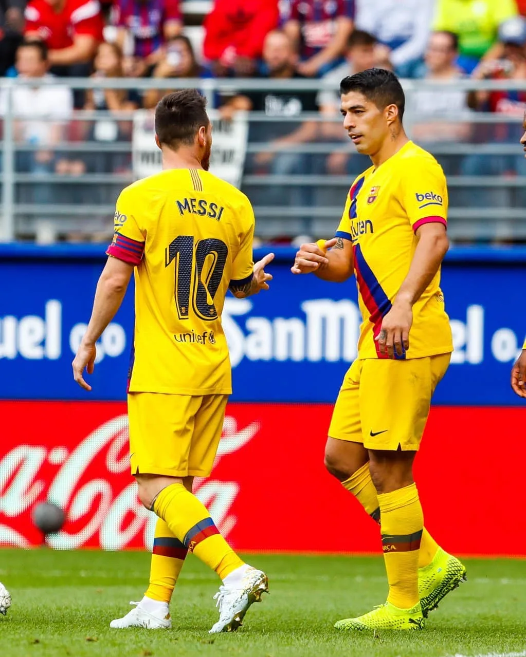 Suárez faz chamada de vídeo para parabenizar Messi pela conquista da Copa