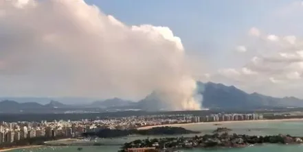 Incêndio volta a atingir o Contorno na Serra e fumaça chama a atenção