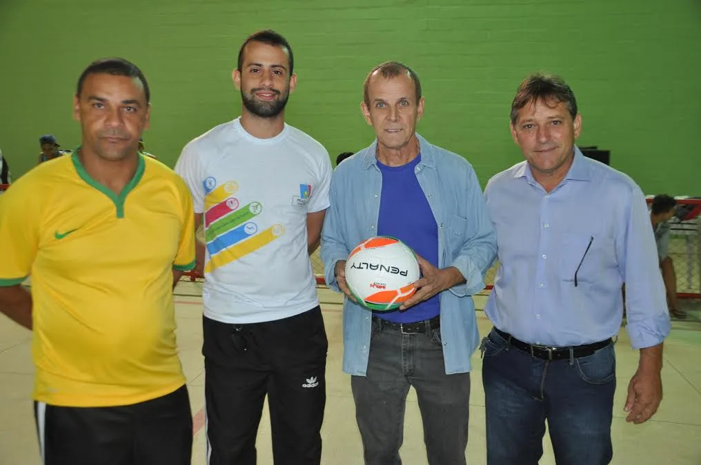 Moradores de Nova Venécia recebem quadra poliesportiva para futsal e voleibol