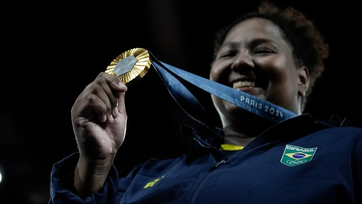 2024.08.02 – Jogos Olímpicos Paris 2024 – Judô Feminino. Recebendo a medalha no pódio, a brasileira Beatriz Souza que venceu a israelense Raz Hershko e conquistou a medalha de ouro na categoria mais de 78kg. Foto: Alexandre Loureiro/COB