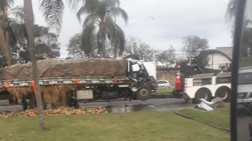 Acidente entre caminhão e carreta interdita BR-101, na Serra