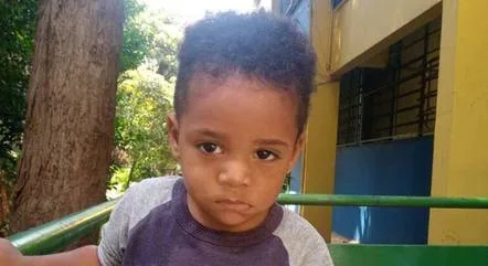 Menino de 2 anos morre após ficar 6 horas esquecido em van escolar