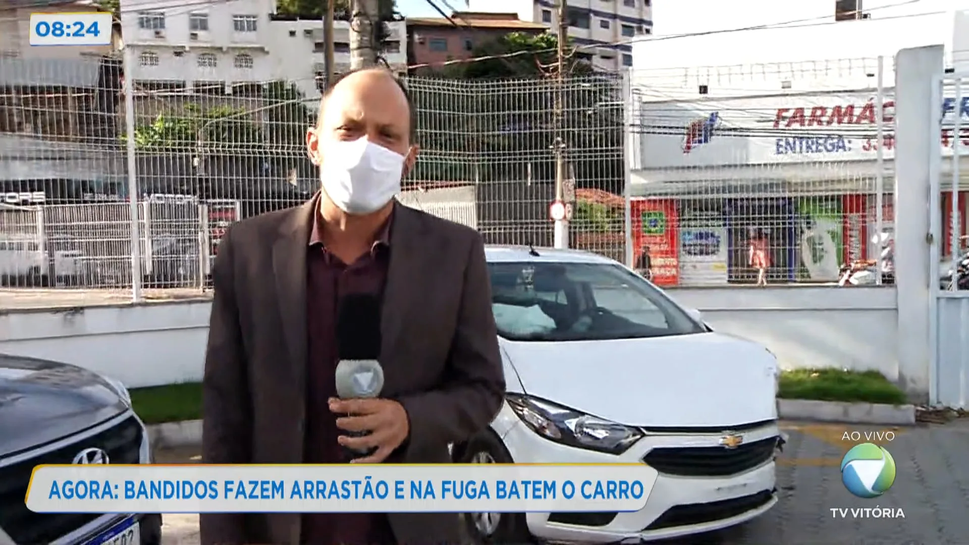 Bandidos fazem arrastão e na fuga batem carro