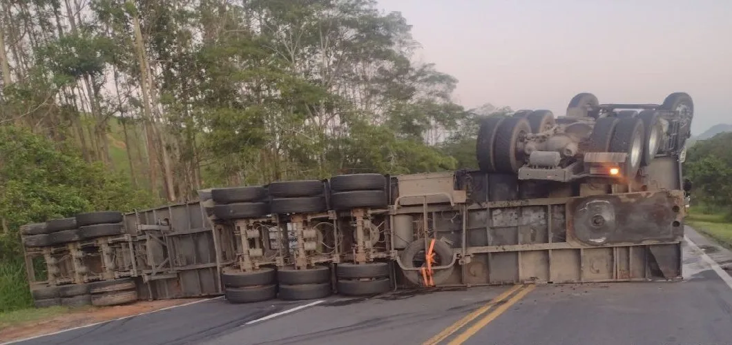 Carreta tomba e interdita BR-101 em Mimoso do Sul