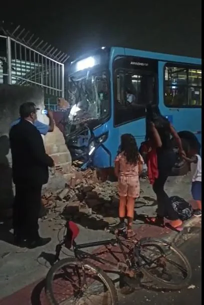 VÍDEO | Motorista passa mal e ônibus bate em muro de escola na Serra