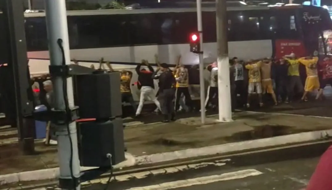 VÍDEO | Confusão: jogo do Botafogo no Kleber Andrade termina com torcedores detidos e feridos