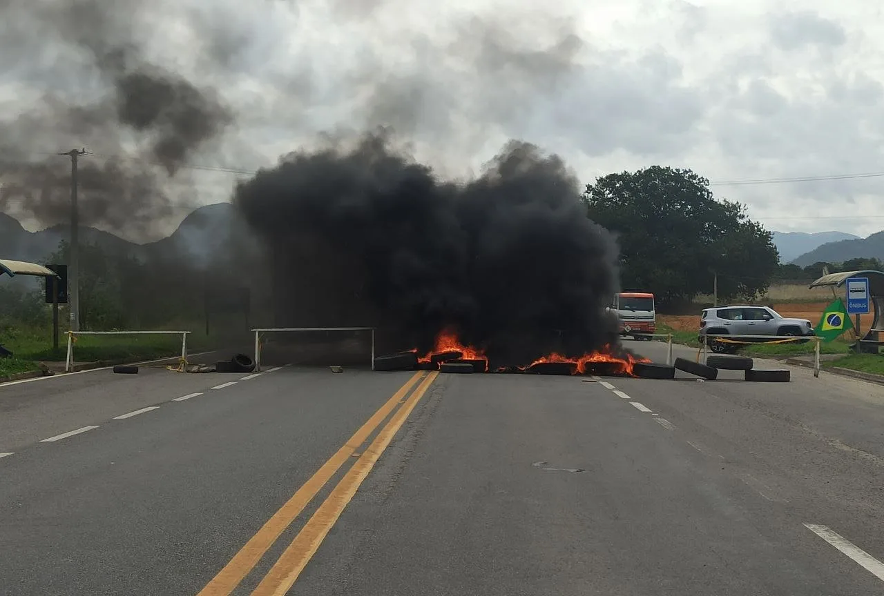 Caminhoneiros colocam fogo e interditam trechos da BR-101 e BR-262 no ES