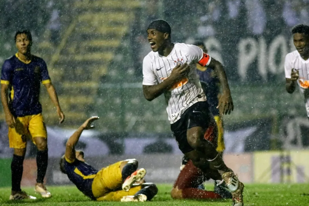 Tiago Nunes pede Corinthians mais agressivo: 'queremos finalizar mais vezes'