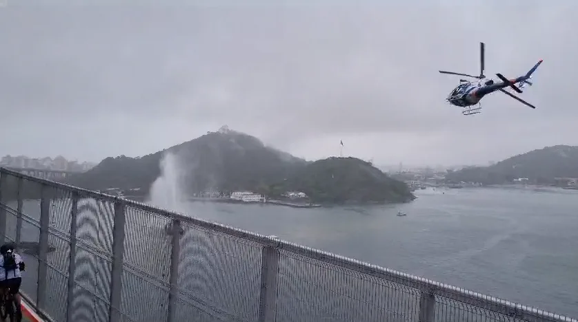 VÍDEO | Rebocador e helicóptero dão show na inauguração da ciclovia da Terceira Ponte