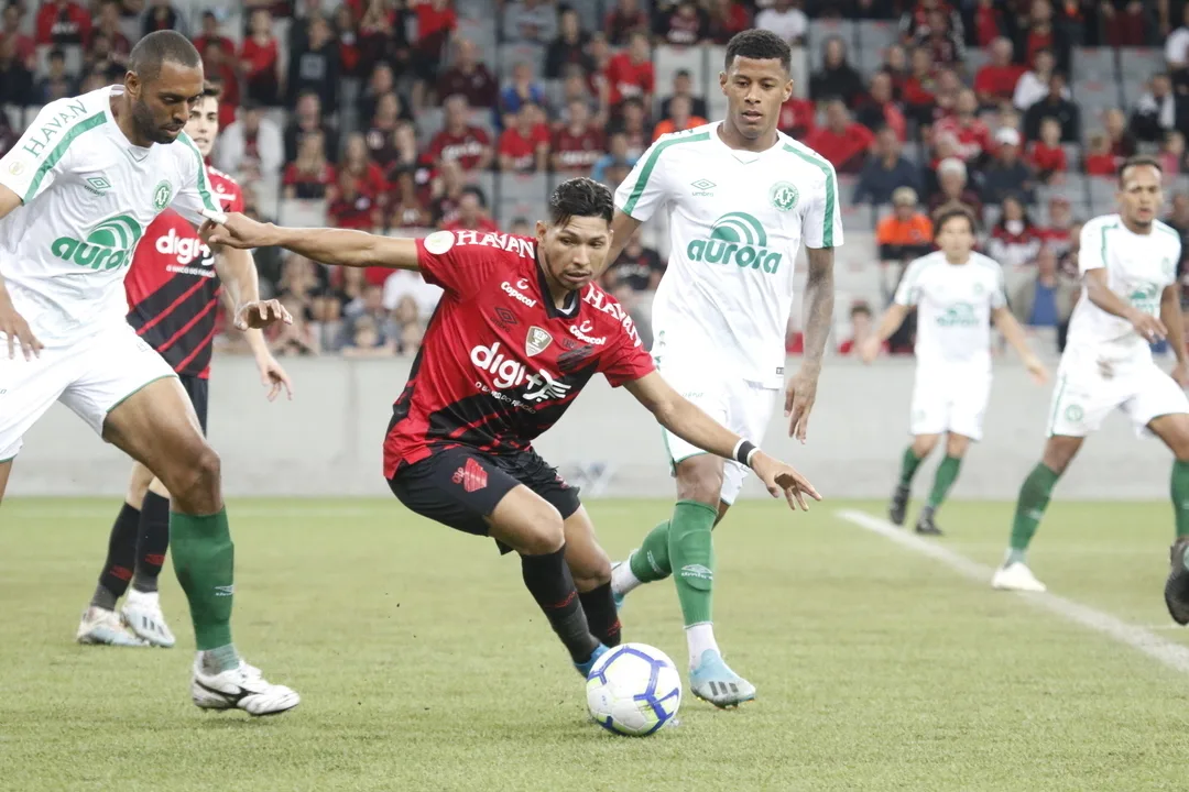 Sem inspiração, Athletico-PR só empata contra a lanterna Chapecoense