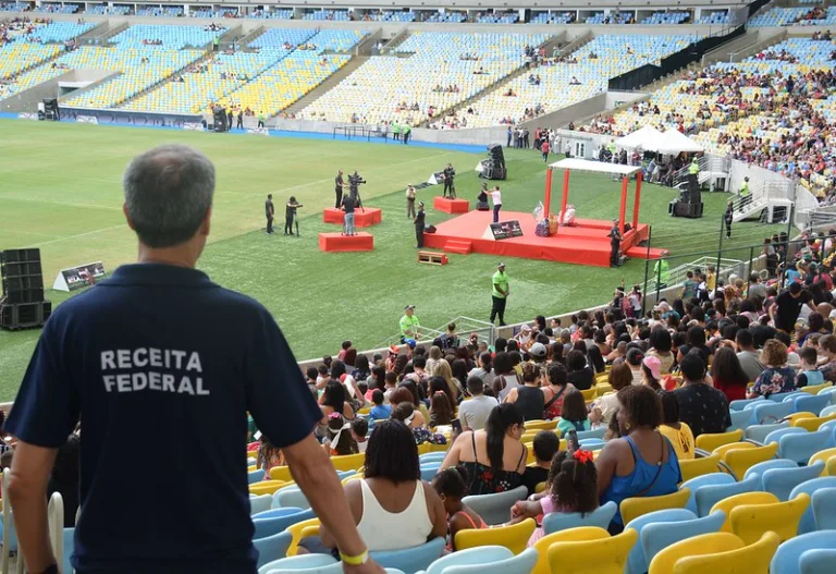 Receita Federal doa cerca de 40 toneladas de brinquedos para crianças em festa no Maracanã