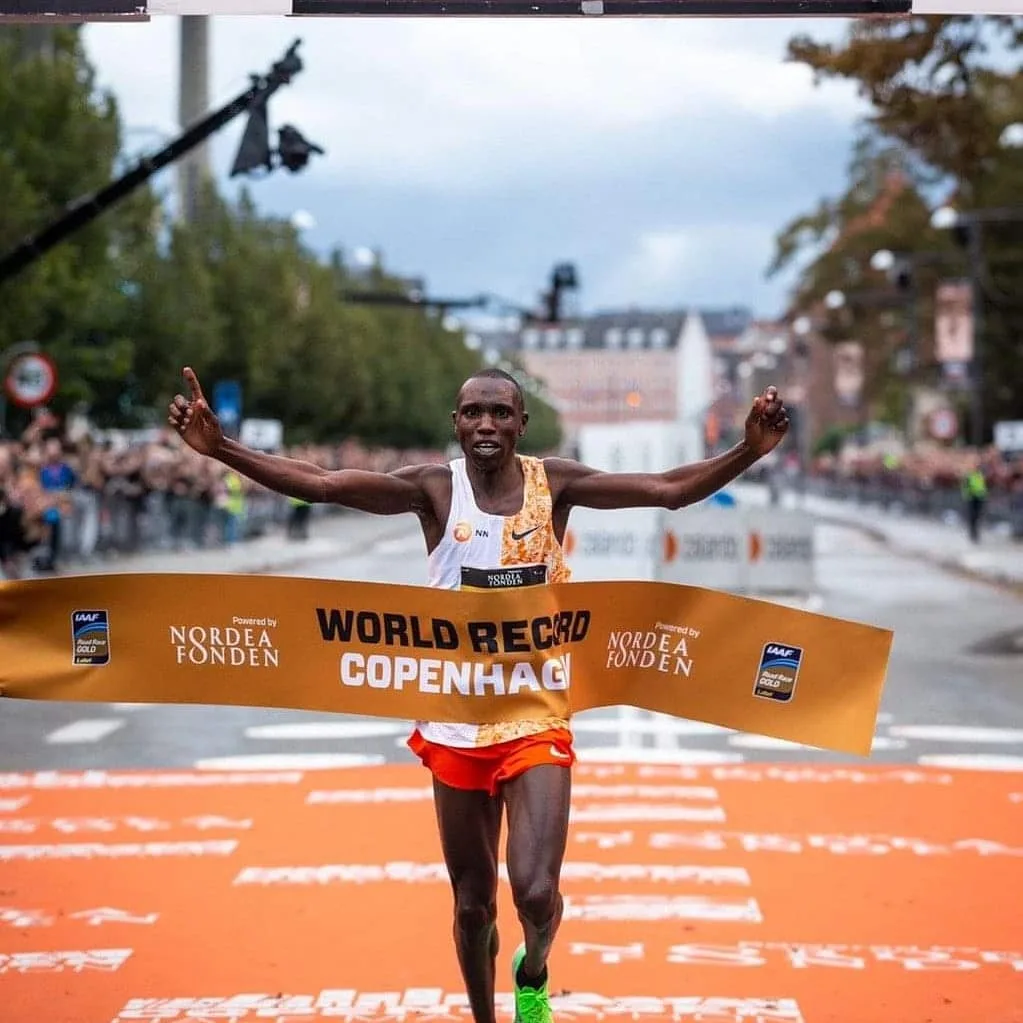 Corredor Queniano Geoffrey Kamworor bate recorde mundial da meia maratona