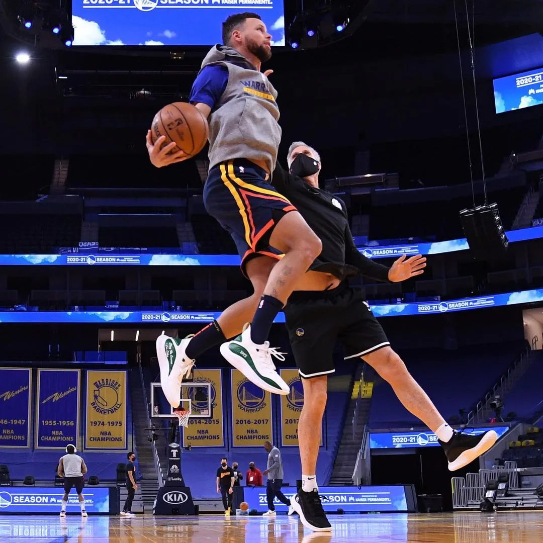 Com média de mais de 30 pontos por jogo, Curry diz que merece ser o MVP da NBA