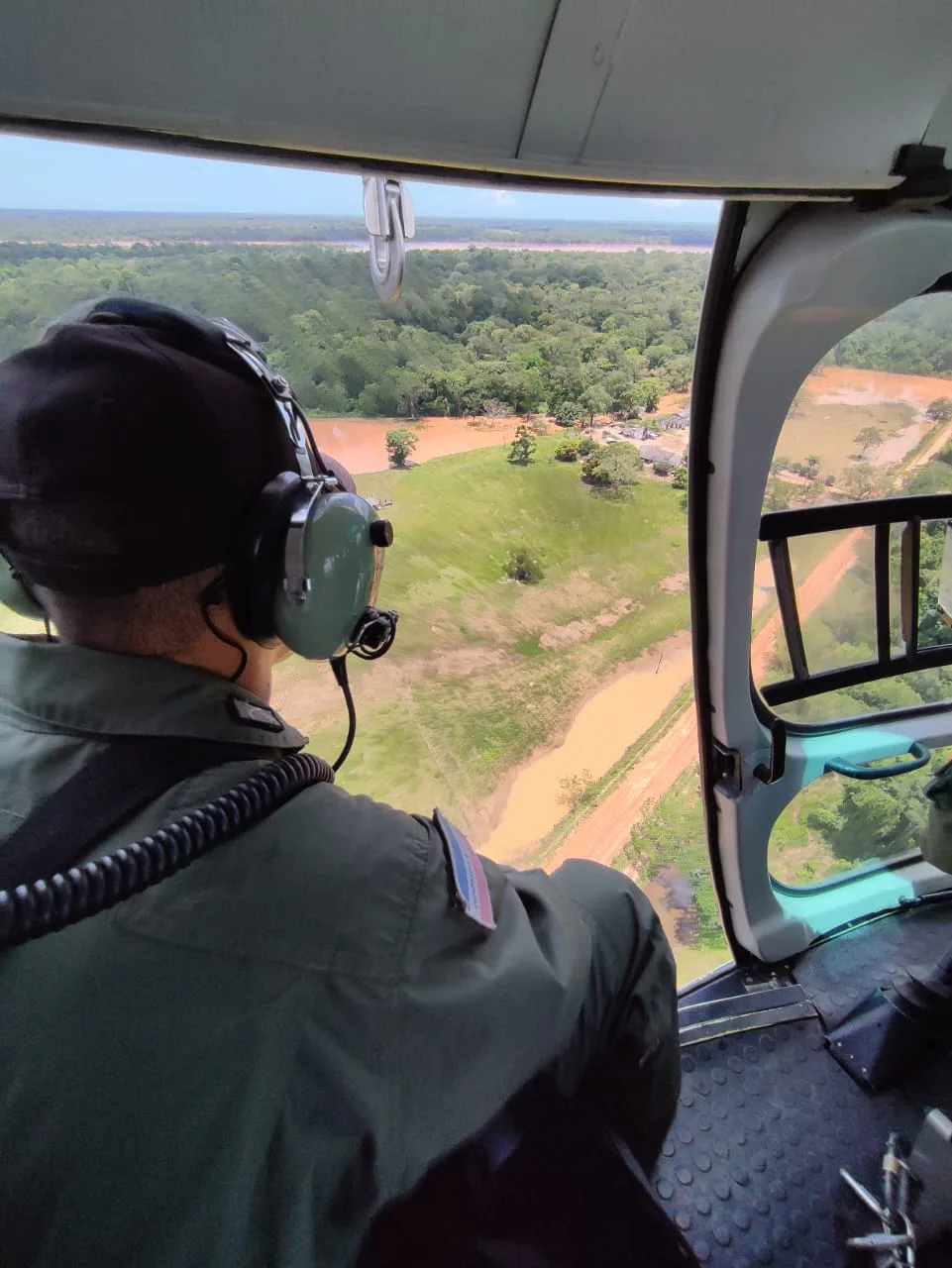 Famílias são resgatadas de helicóptero após cheia do Rio Doce em Linhares