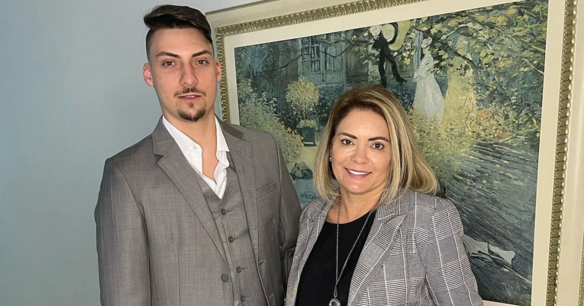 Ex-mulher de Bolsonaro surge em Vitória e se encanta: "Lugar fantástico"