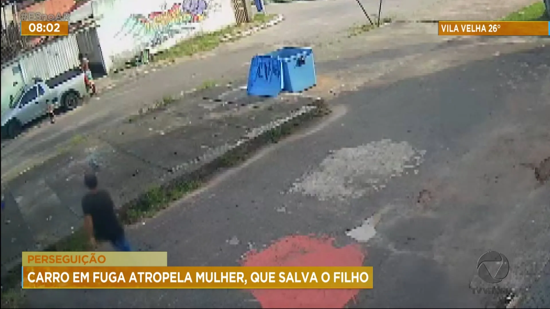 Impressionante: carro em fuga atropela mulher