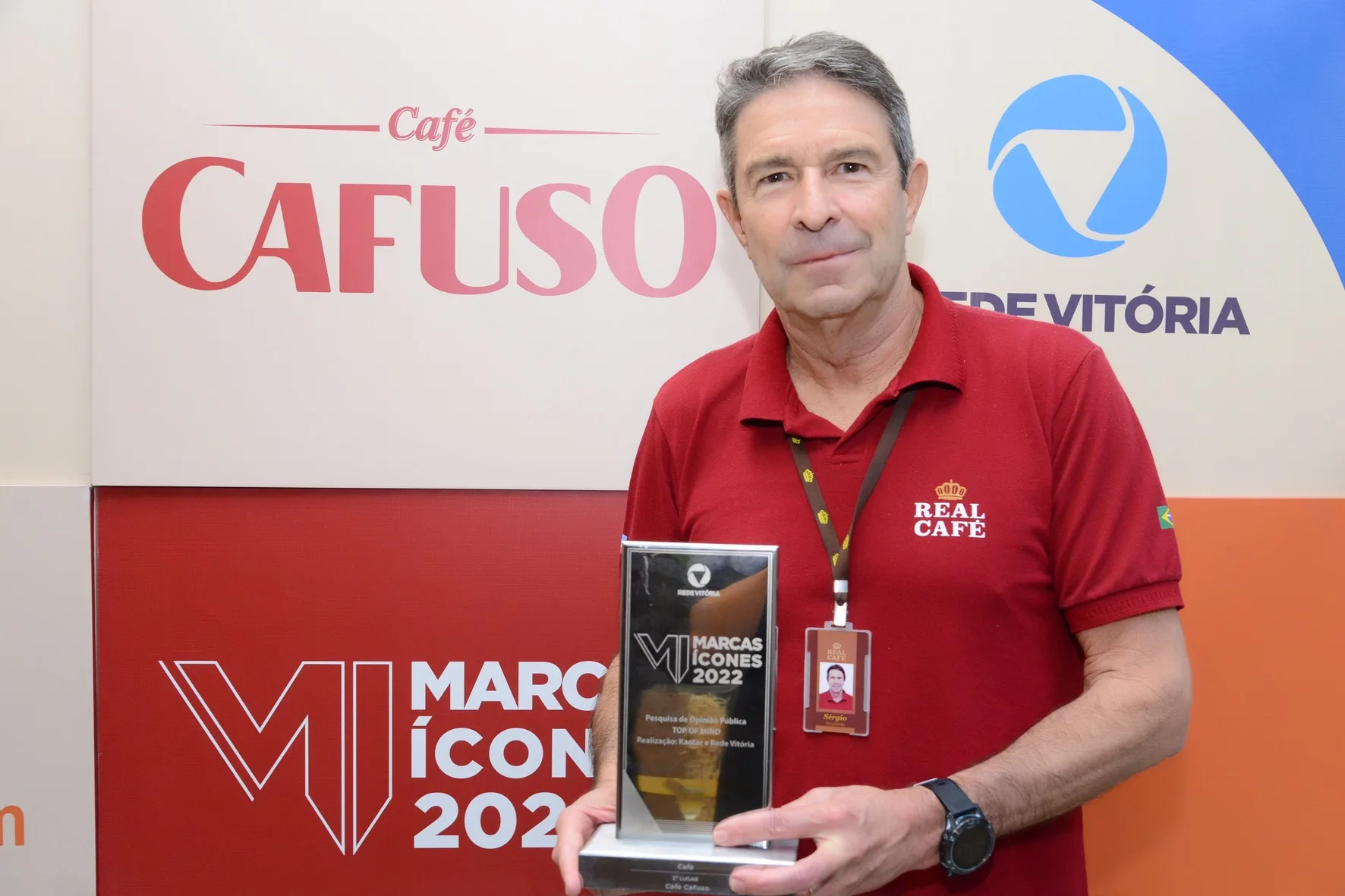 Sérgio Tristão, presidente do Grupo Tristão, recebendo o troféu de Marcas Ícones. 