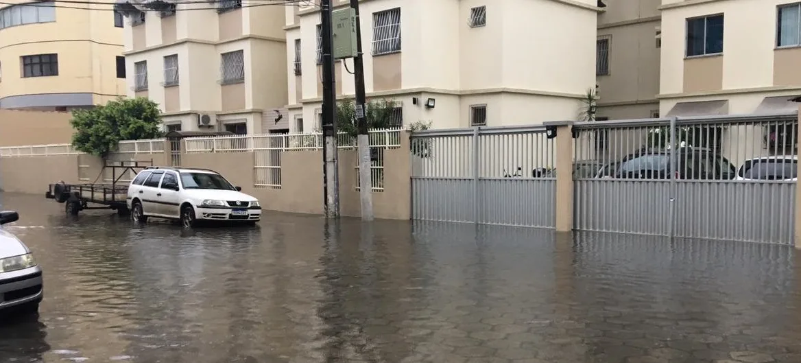 Moradores de Vila Velha registram vários pontos de alagamentos nesta manhã; quatro escolas com aulas suspensas