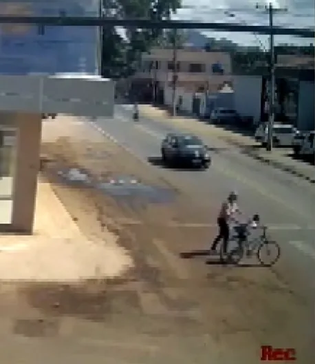 VÍDEO | Criança é atropelada por moto ao passar de bicicleta em faixa de pedestres, em Guarapari