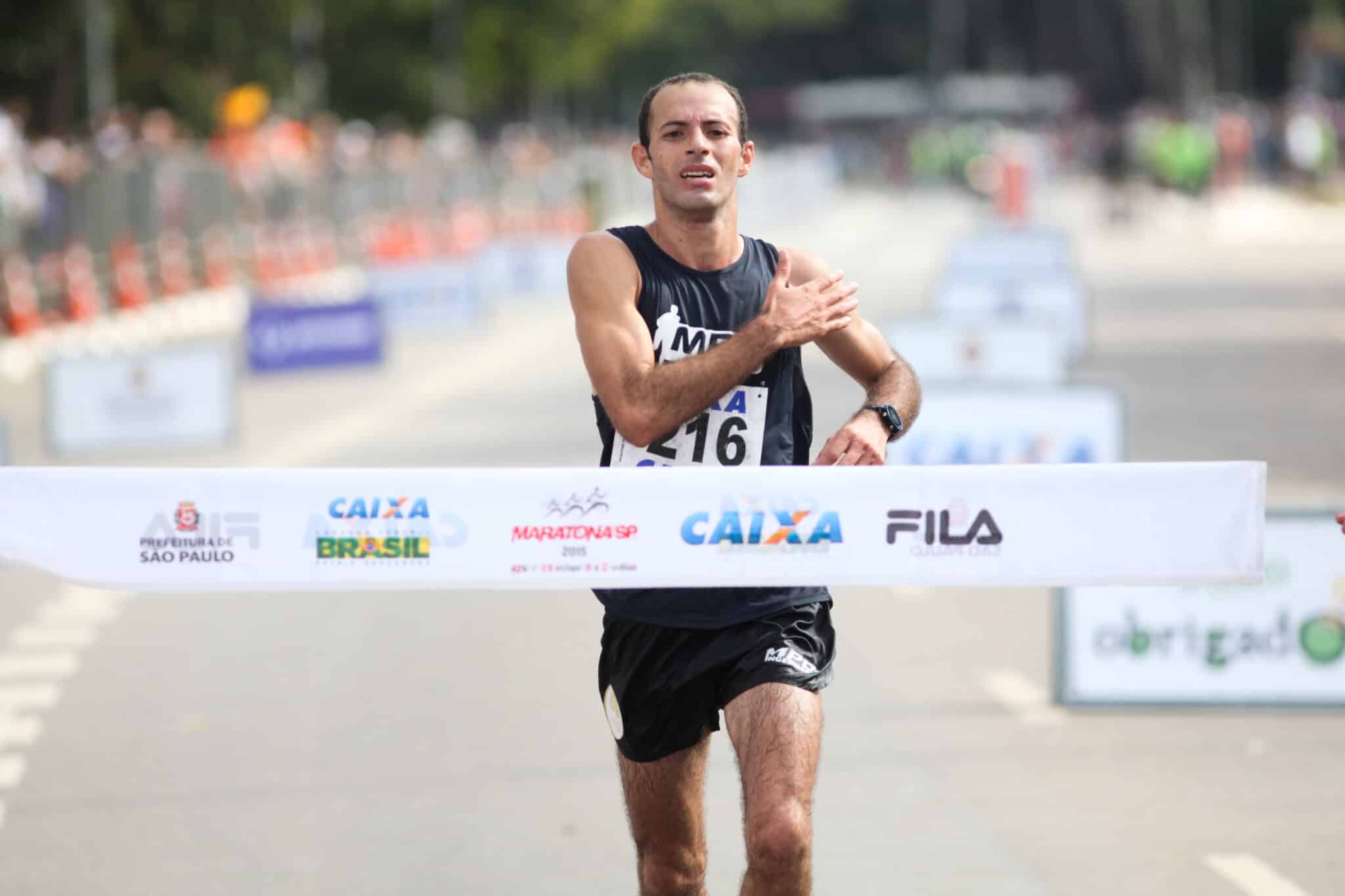 O brasileiro Vagner da Silva conquistou o 2º lugar nos 42k masculino com o tempo de 2h20m14s. Foto: Leonardo Benassatto/Futura Press/Estadão Conteúdo