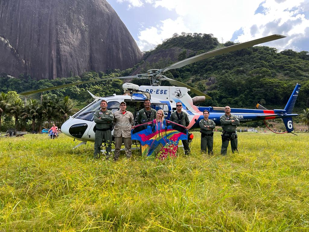 VÍDEO | Helicóptero resgata no ES turista presa em árvore após salto com "asa de morcego"