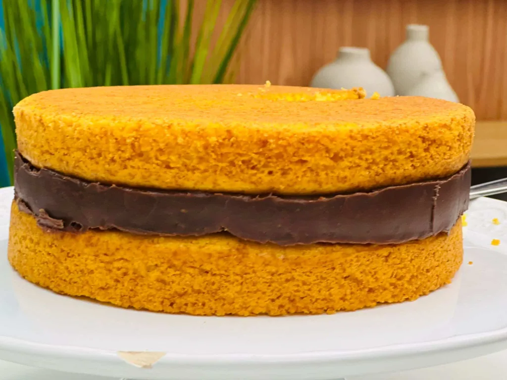 Aprenda a fazer um delicioso naked cake de cenoura com recheio de chocolate