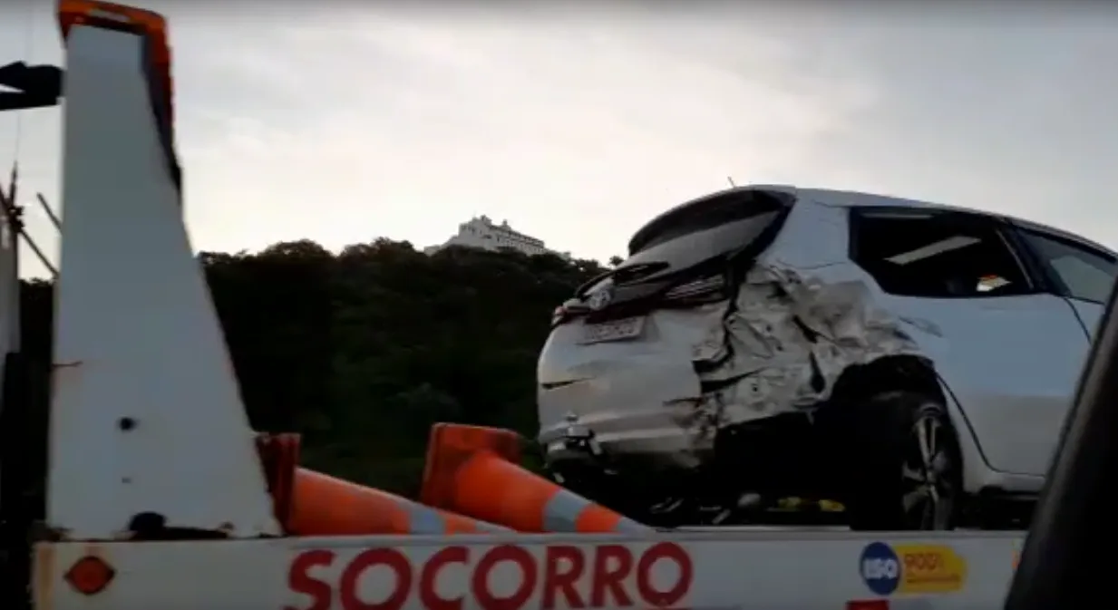 Acidente envolvendo três carros na Terceira Ponte deixa trânsito complicado