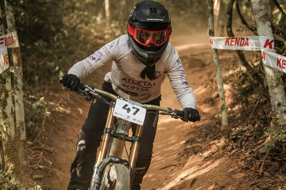 Capixaba Nara Faria viaja para disputar competição de Downhill na Europa