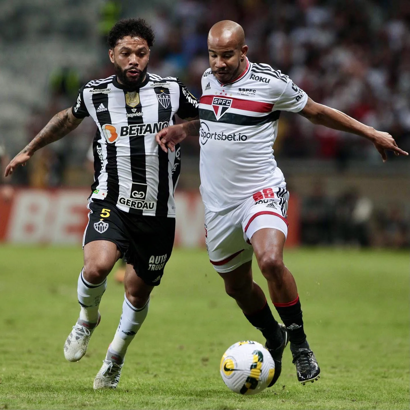 São Paulo segura Atlético-MG e empata sem gols em jogo truncado no Mineirão