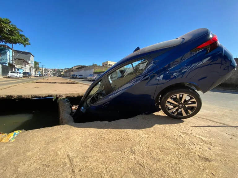 Um dia após acidente, carro é retirado de valão em avenida de Cariacica