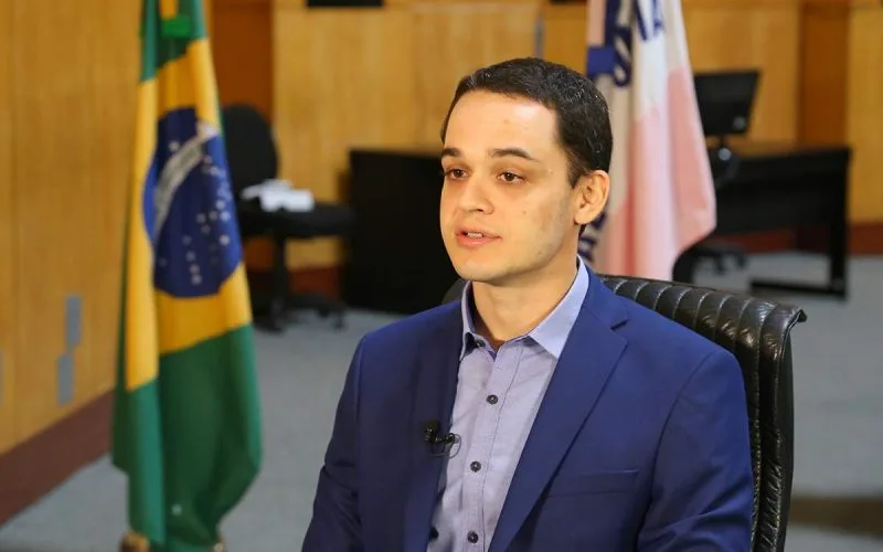 Prefeito de Vitória processa chargista e ativista LGBTQIA+