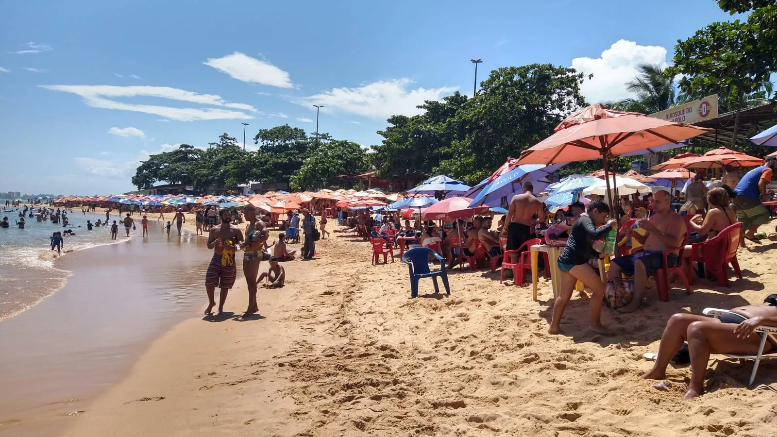 Caixas de som em praias de Guarapari geram polêmica entre moradores e turistas