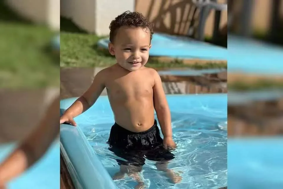 Bebê morre afogado em piscina após pular cerca de proteção