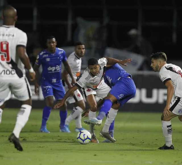 Vasco vence, salva rivais Flu e Bota e afunda Cruzeiro na zona de rebaixamento