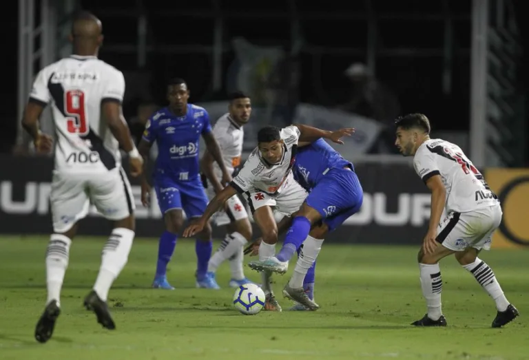 Vasco vence, salva rivais Flu e Bota e afunda Cruzeiro na zona de rebaixamento