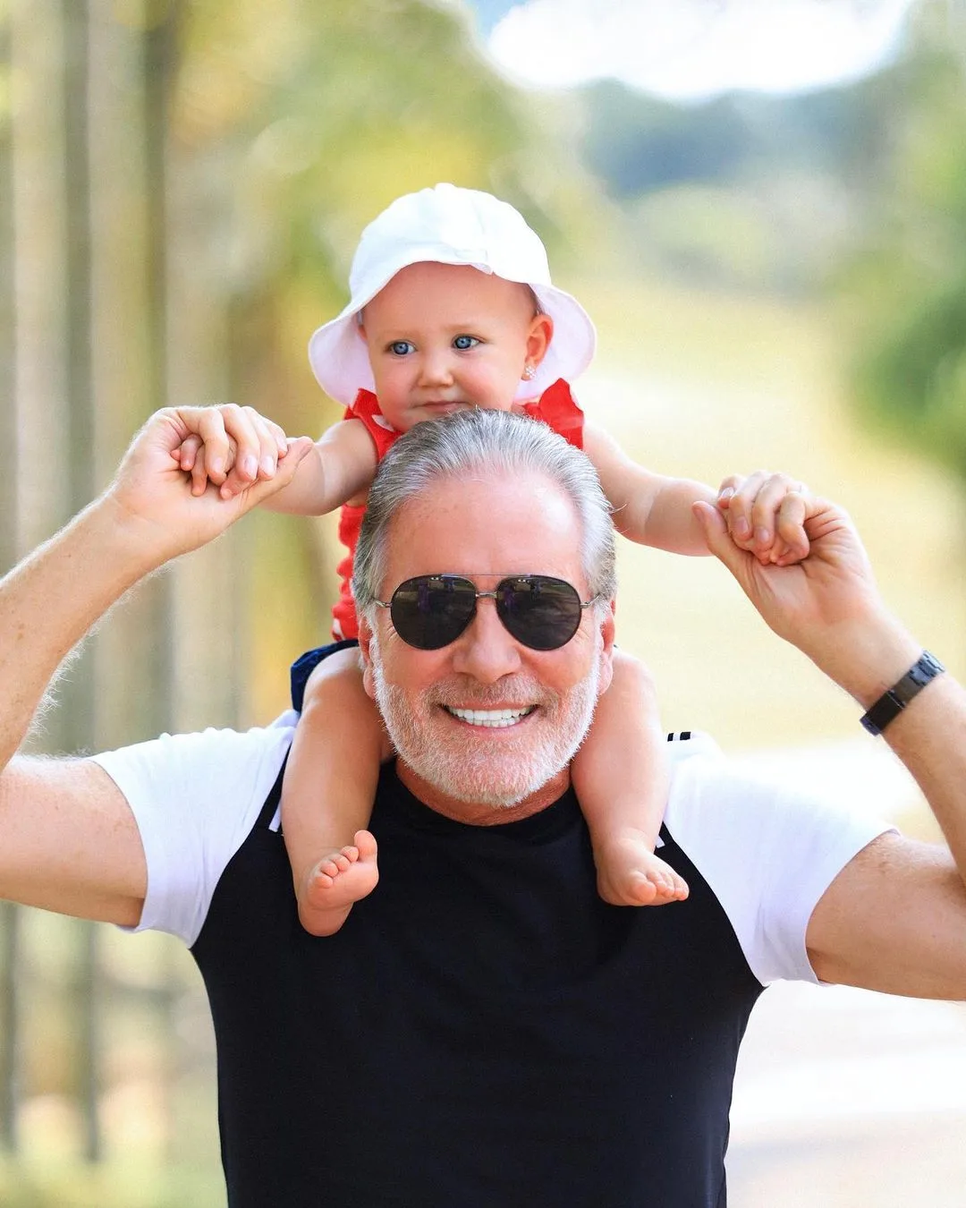 Empresário Roberto Justus exibe novo visual em foto com a filha