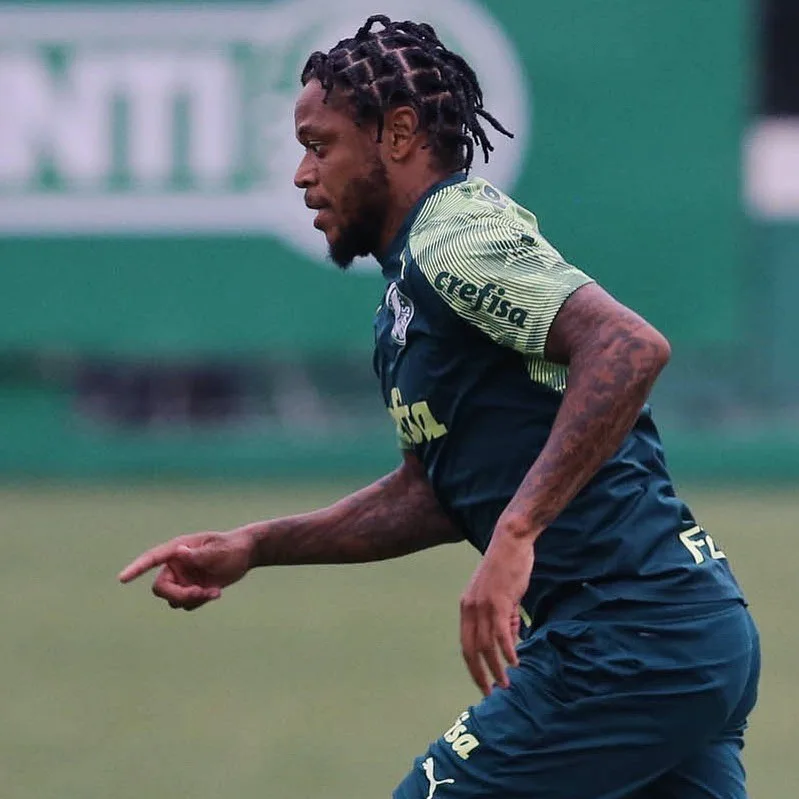 Luiz Adriano e Gustavo Gómez treinam e devem reforçar o Palmeiras no sábado