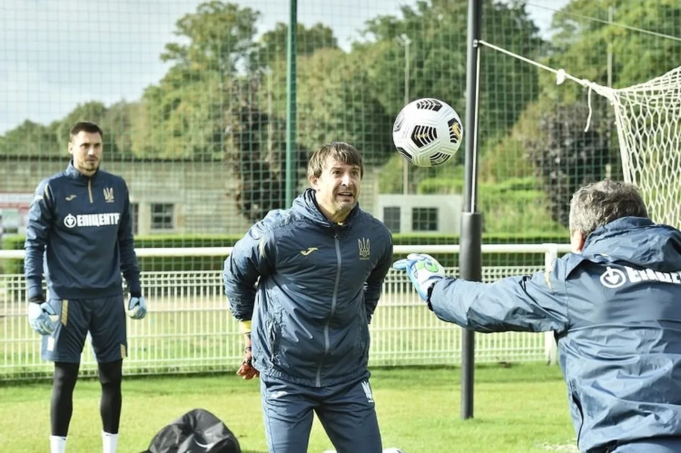 Com baixas por covid-19, seleção ucraniana relaciona preparador de goleiros para jogo contra França