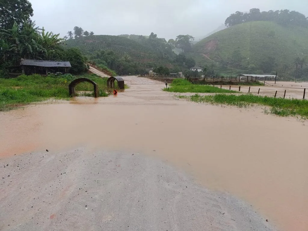 Rodovia no sul do ES permanece interditada após cheia do rio Castelo