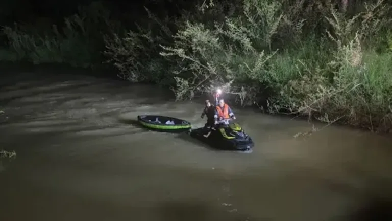 De caiaque inflável, idoso atola e fica preso em ilha bizarra de cobras