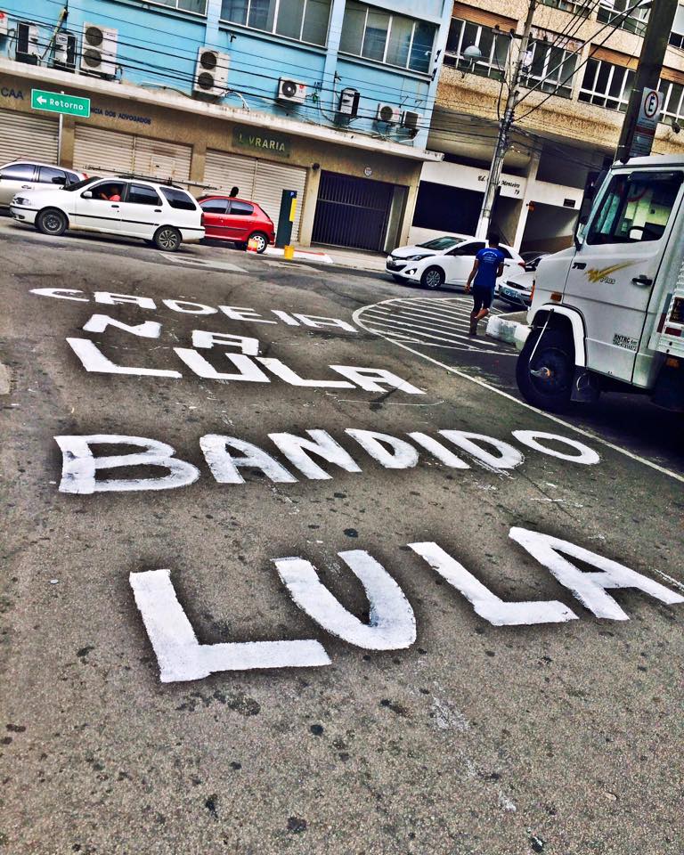 No dia em que Lula depõe, Vitória amanhece com ruas pichadas em protesto