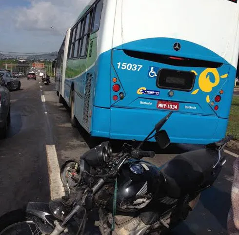 Motociclista morre atropelado por ônibus na BR-101, na Serra