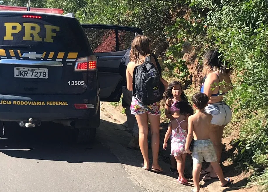 PRF aborda carro com seis crianças no banco traseiro em Viana