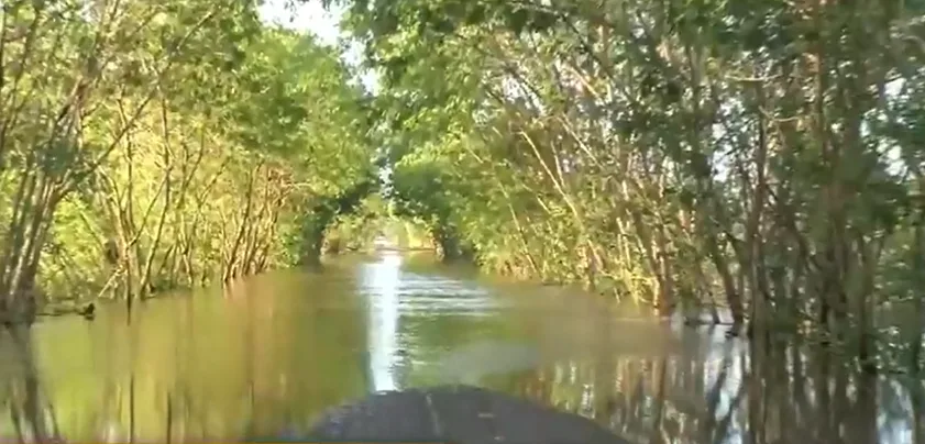 Rio transborda e Estrada de Queimados é interditada na Serra